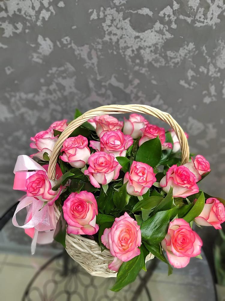 Цветочная композиция из Розы в корзине в Тарбагатае Республики Бурятия