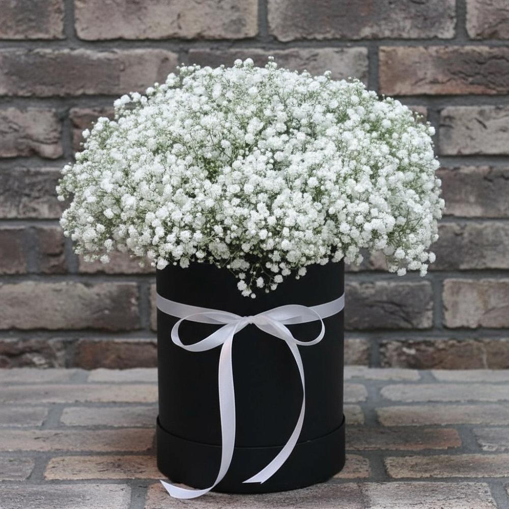 Цветочная композиция из Гипсофила в шляпной коробке в Тарбагатае Республики Бурятия