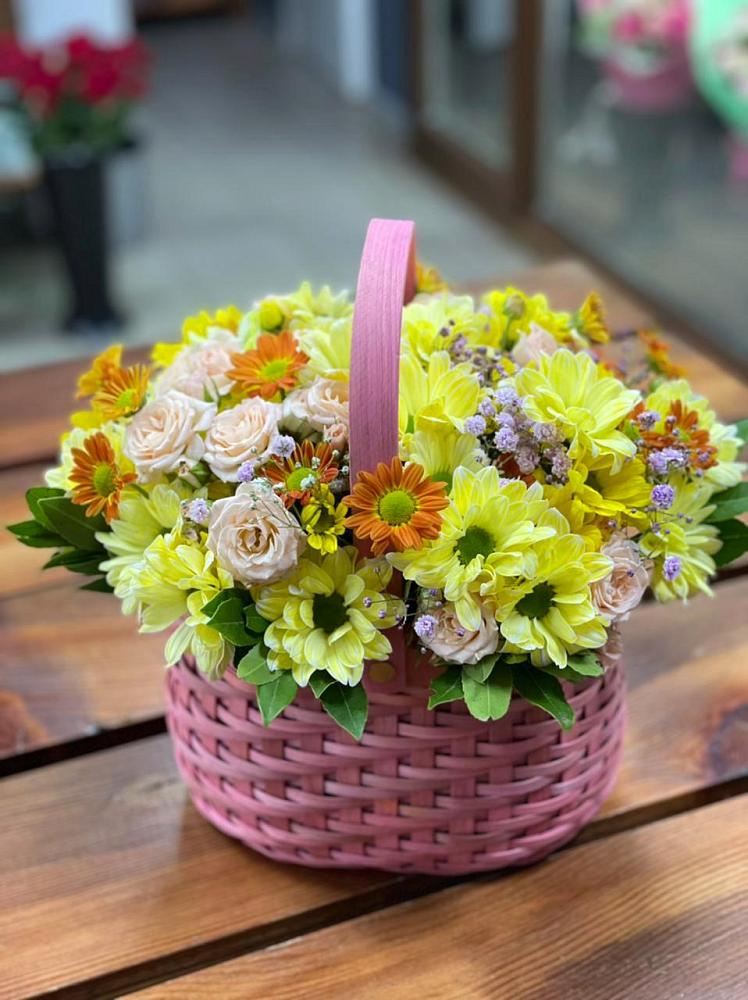 Цветочная композиция из Хризантемы и Розы в корзине в Тарбагатае Республики Бурятия