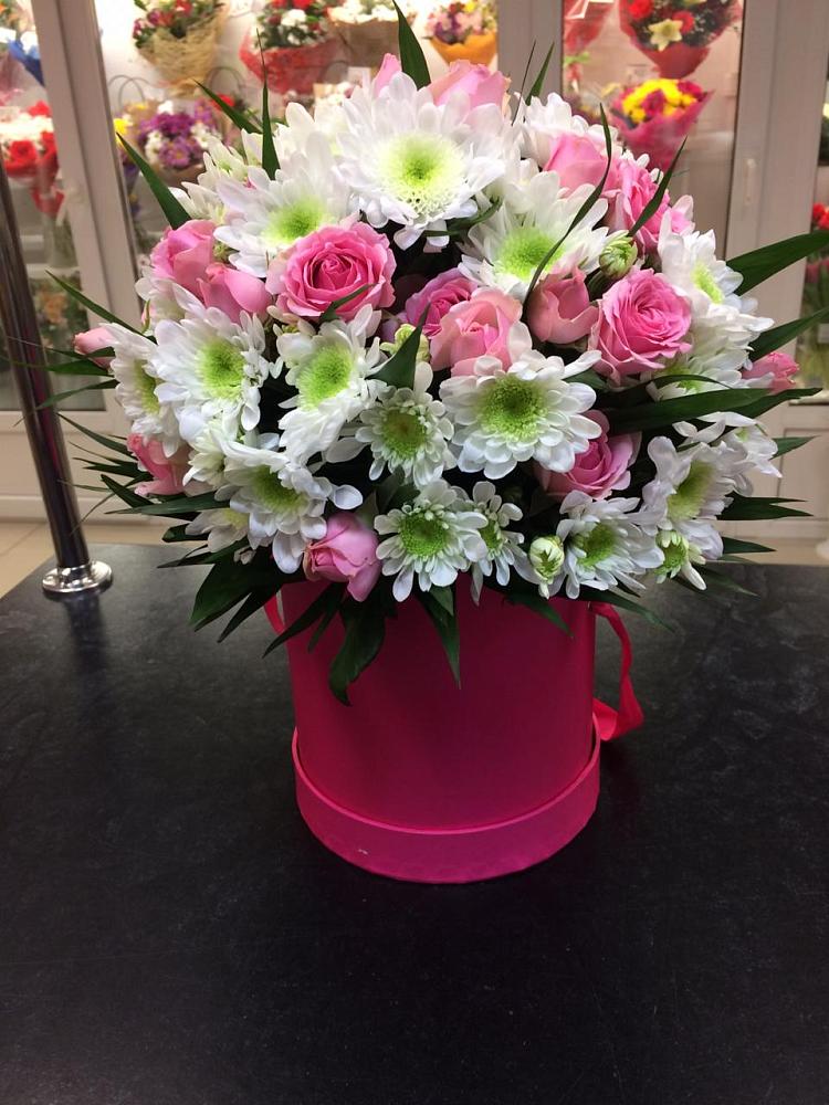 Цветочная композиция из Розы и Хризантемы в шляпной коробке в Тарбагатае Республики Бурятия