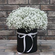 Цветочная композиция из Гипсофила в шляпной коробке в Тарбагатае Республики Бурятия