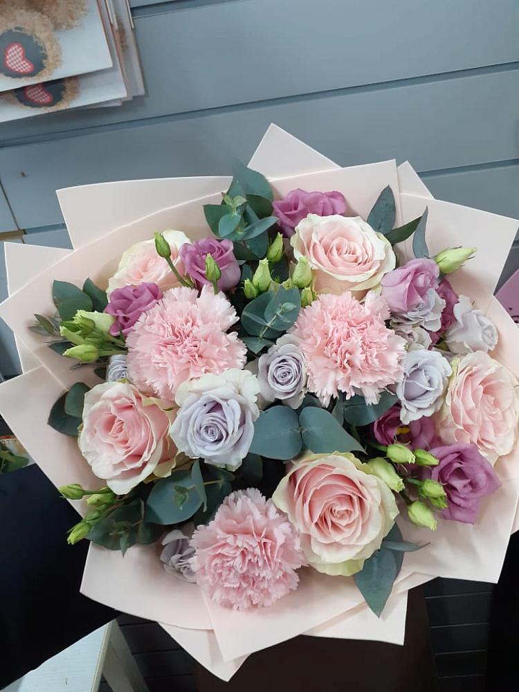 Букет цветов из: Розы, Гвоздики и Лизиантусы в Тарбагатае Республики Бурятия